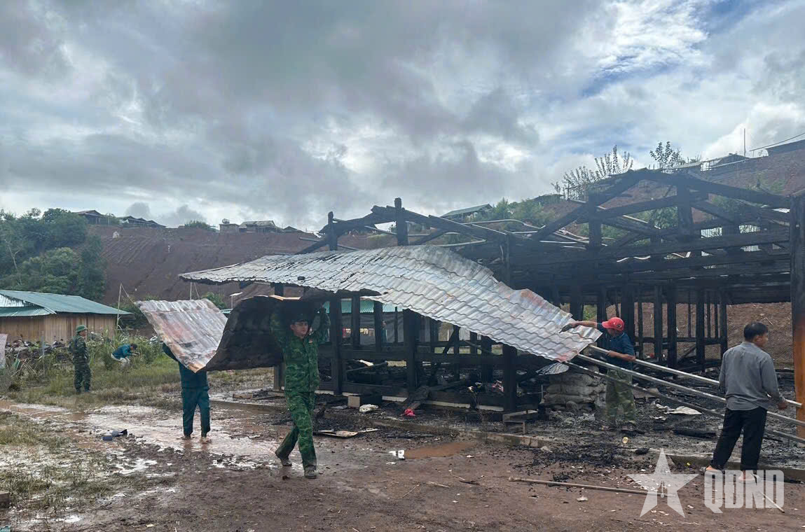 Bộ đội Biên phòng tỉnh Lai Châu hỗ trợ gia đình bị thiệt hại do hỏa hoạn